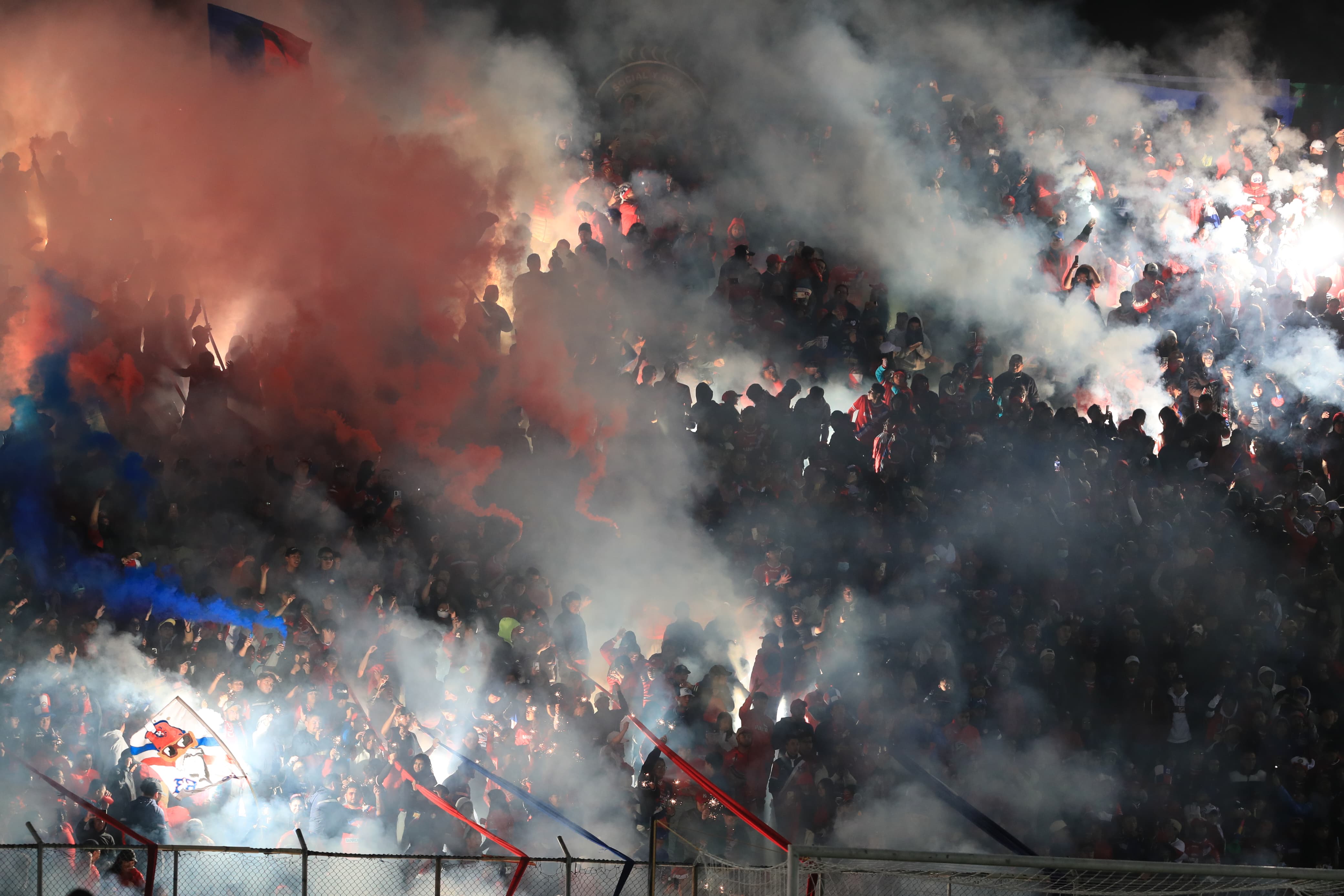 La afición quetzalteca encendió la pasión en el estadio Mario Camposeco. (Foto Prensa Libre: Douglas Suruy).