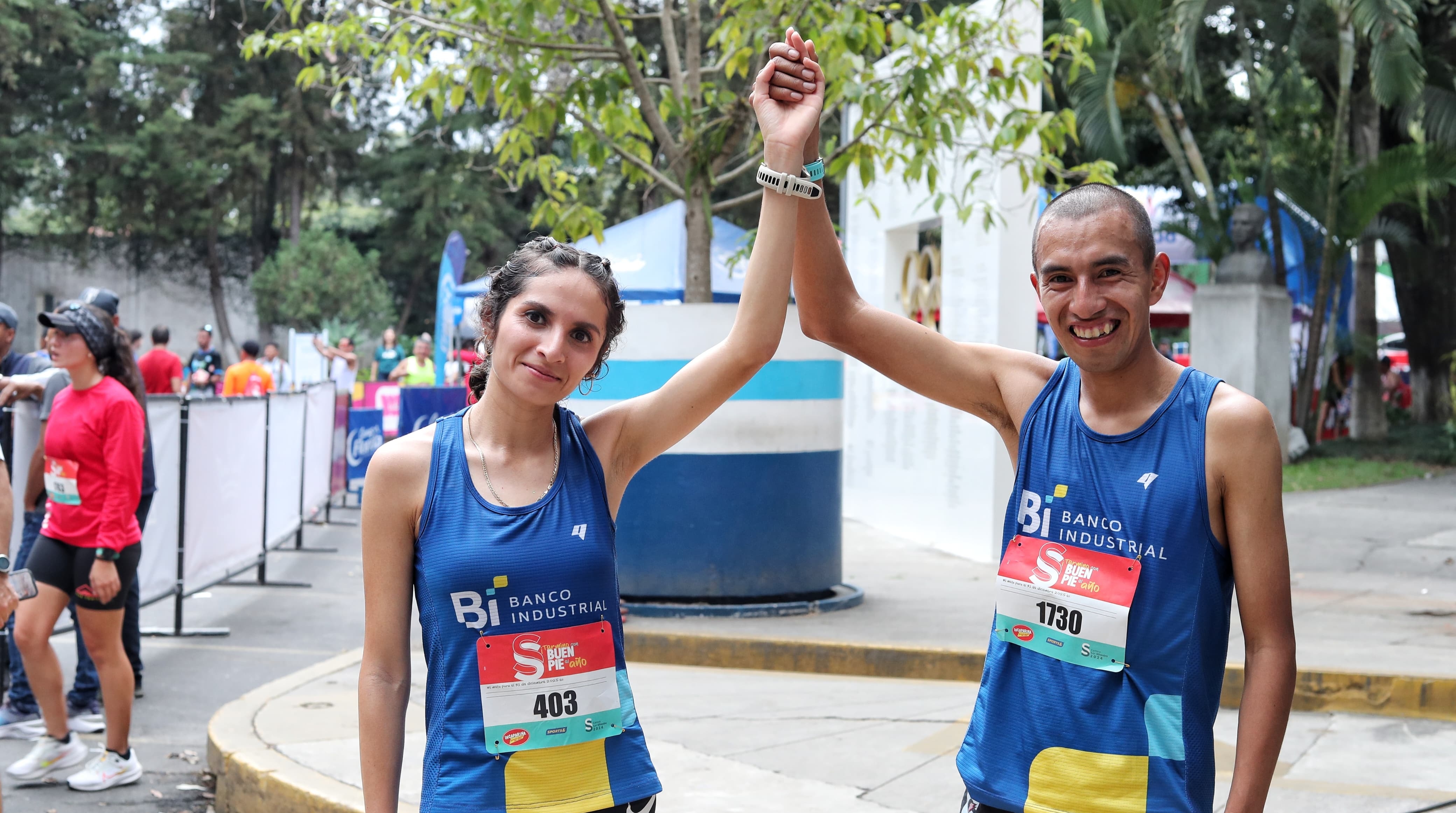 Viviana Aroche y Alberto González celebran tras cruzar la meta en el estadio Doroteo Guamuch Flores. (Foto Prensa Libre: Esbin García)