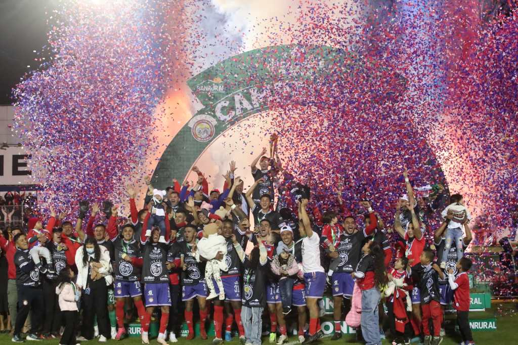 El conjunto de Xelajú MC celebra su título de campeón nacional.