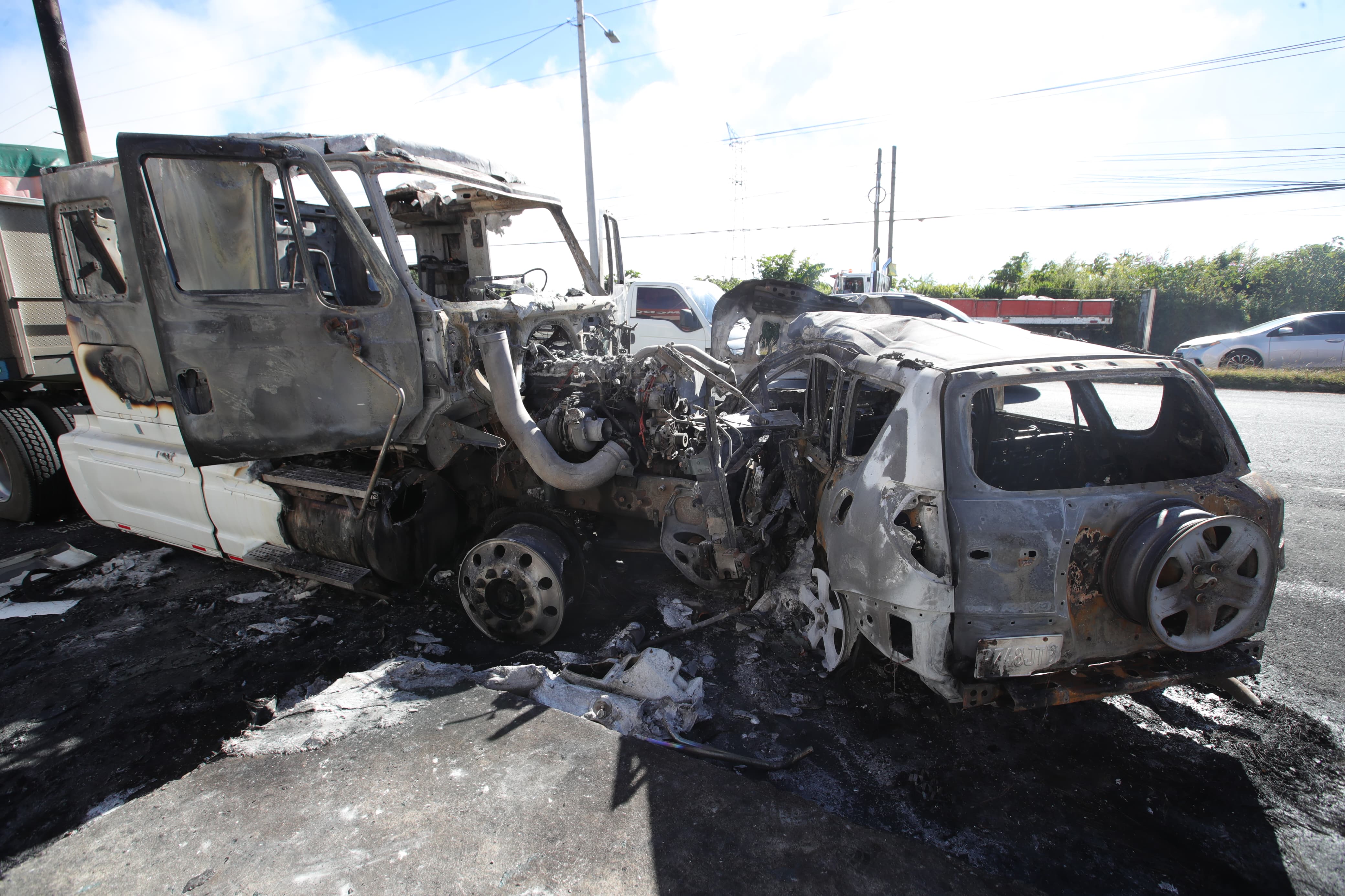 El vehículo ardió en llamas al chocar con el tráiler. (Foto Prensa Libre: Byron Baiza)