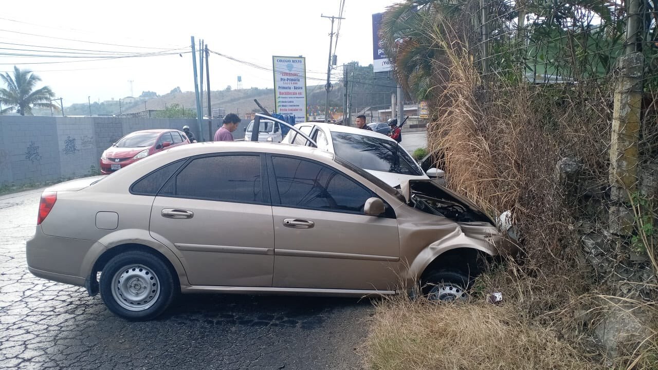 Dos carros chocan en Villa Nueva