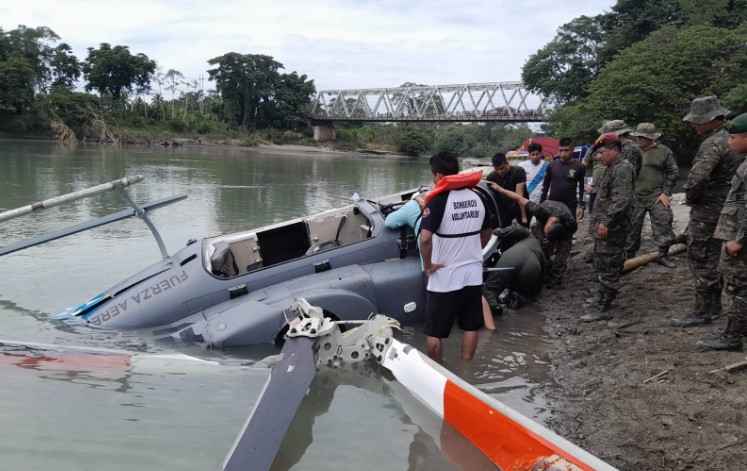 Rescatistas observan la nave siniestrada en el río Chixoy. (Foto: Cortesía)