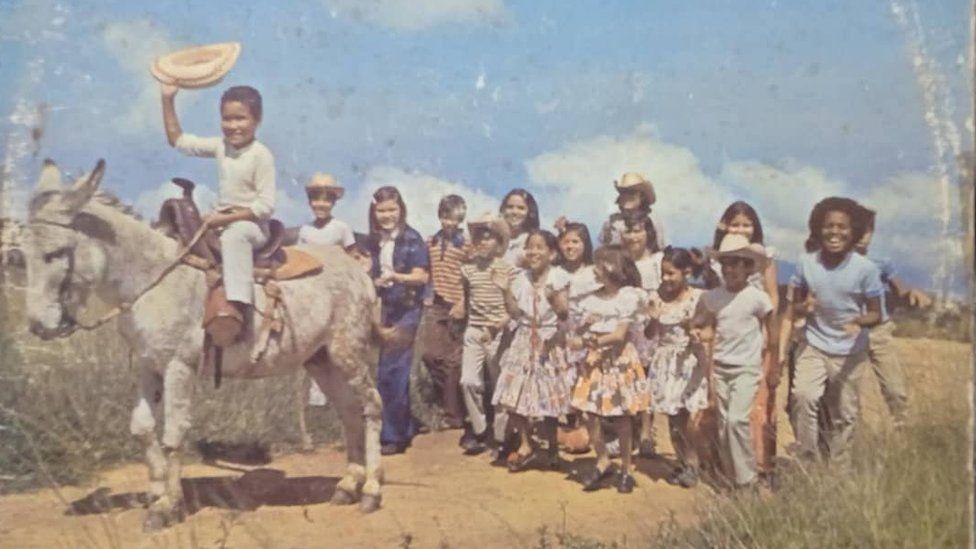 Ricardo Cuenci, de 8 años, cabalga un burrito acompañado de la agrupación infantil venezolana La Rondallita en la portada del disco original.