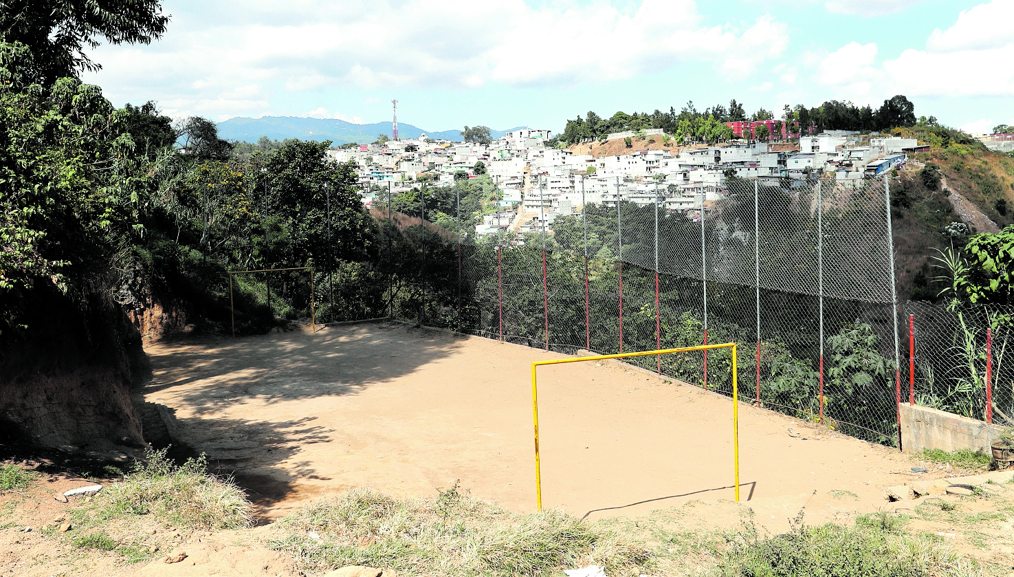 Asentamiento Vistas de la Comunidad en la zona 10 de Mixco, en donde los vecinos han construido canchas deportivas