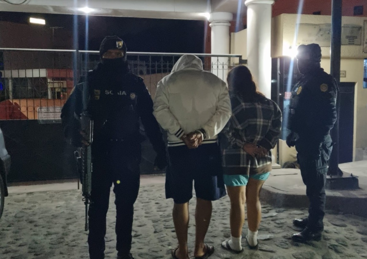 Una pareja fue capturada en Quetzaltenango por transportar un paquete de cocaína, según la PNC. (Foto Prensa Libre: PNC)