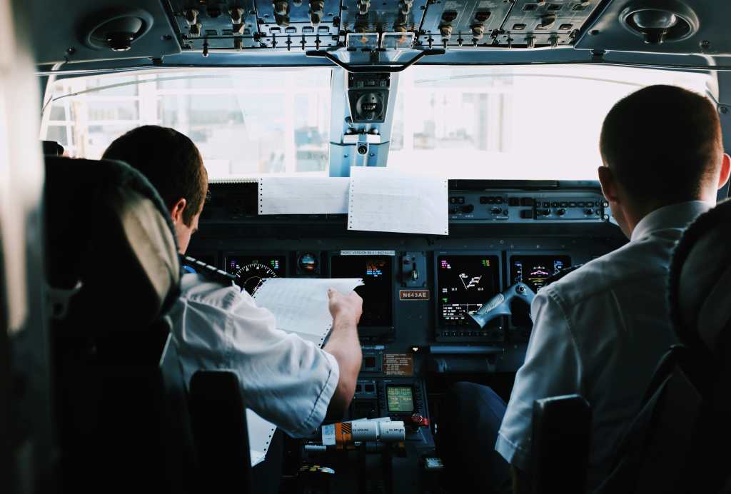 La carlinga es el espacio interior del avión destinado a la tripulación, generalmente ubicada en la parte delantera, es un área cerrada desde donde el piloto controla la aeronave. (Foto, Prensa Libre: Unsplash)