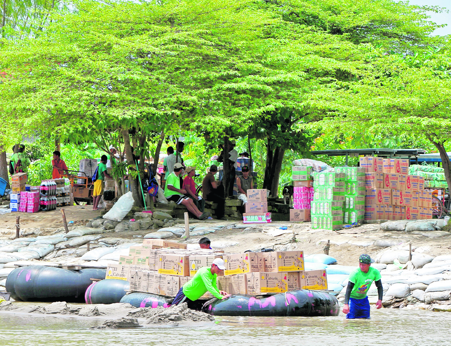 Reportaje sobre Contrabando por el  paso del río Suchiate, en la frontera TECUN UMAN .

Las fronteras de Tecun Uman en San Marcos , El Carmen, por la Mesilla Huehuetenango entre los paices de Guatemala y México, se encuentran puntos ciegos donde pasa la gran cantidad de contrabando de Mexico hacia Guatemala en la gran mayoría de artículos se puede contar con los de  primera necesidad, gasolina y textiles.



Fotografía: Paulo Raquec