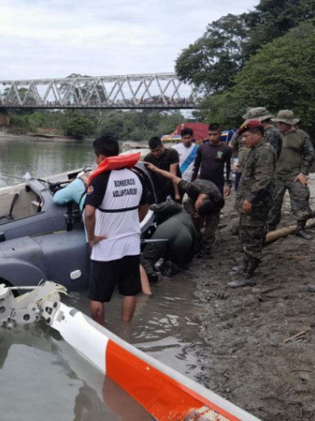 Lo más visto: Mueren pilotos militares al caer helicóptero en el río Chixoy