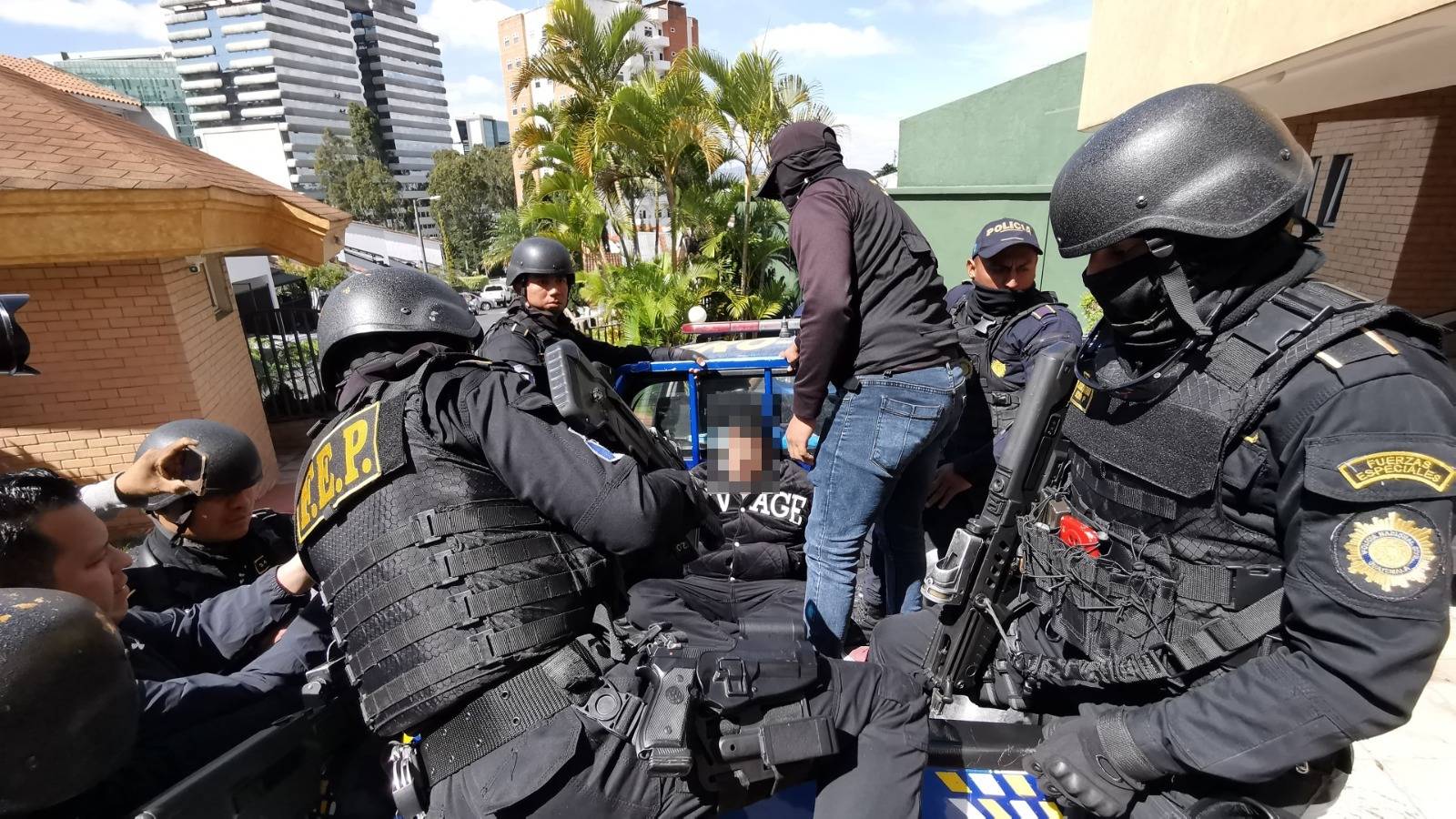 Jordán “N”, alias “el Fatboy”, señalado de ser uno de los cabecillas de la Mara Salvatrucha, fue capturado durante un allanamiento en la zona 15 de la ciudad de Guatemala. (Foto Prensa Libre: PNC)