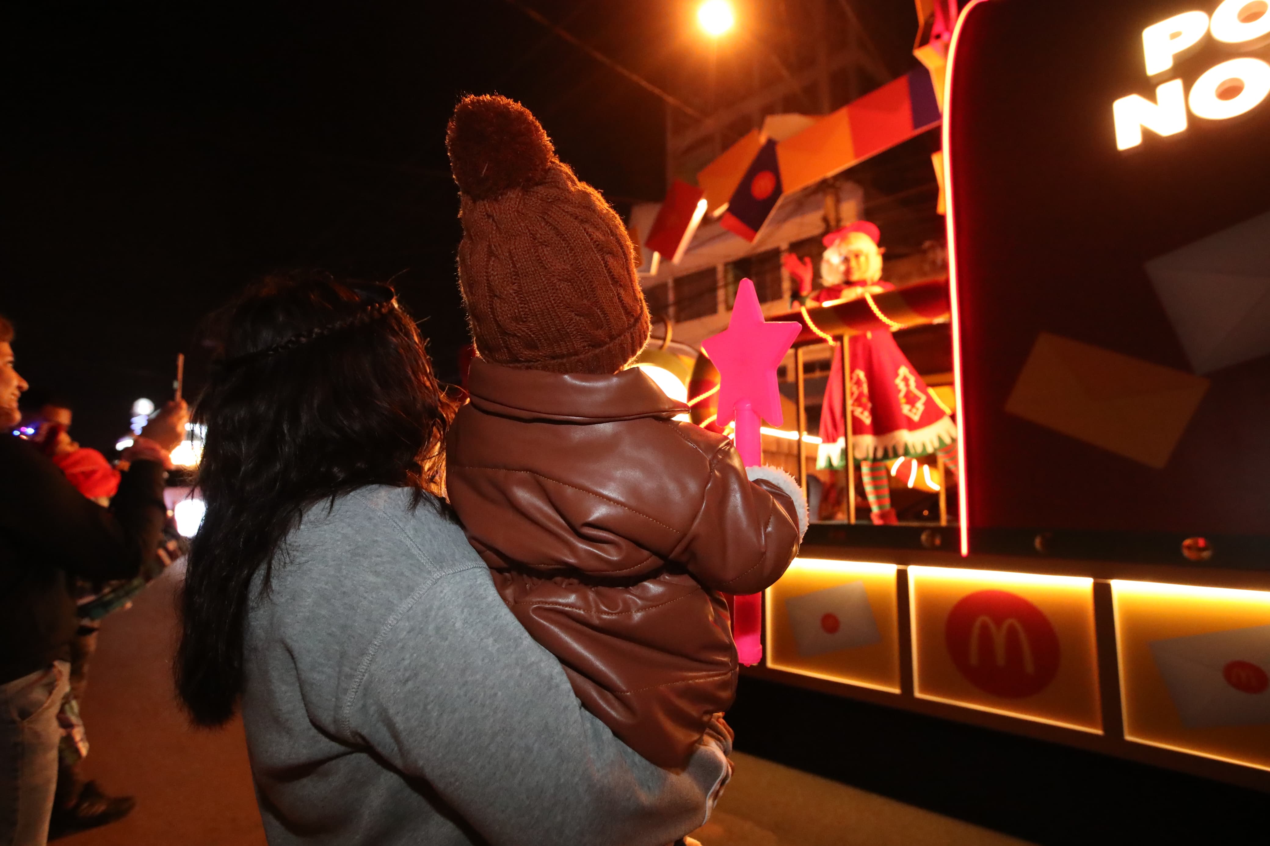 asistentes de los desfiles navideños de la capital de Guatemala