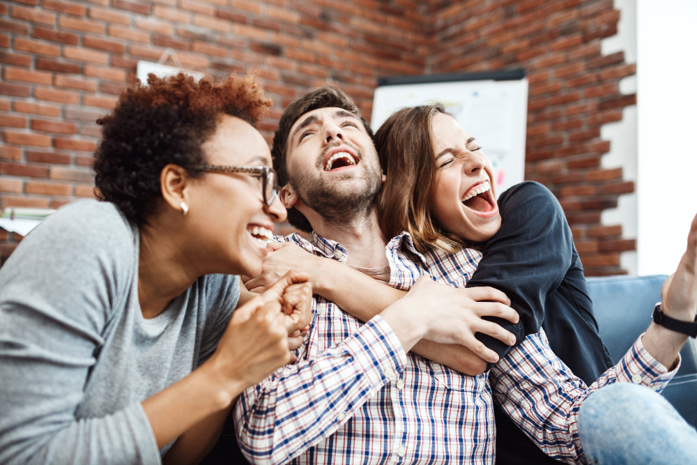 personas riendo por bromas del Día de los Inocentes