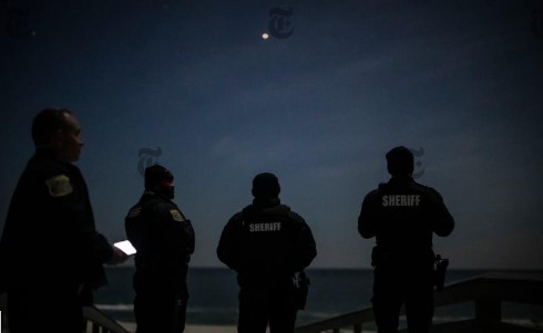 Agentes de la ley buscaron drones en el Parque Estatal Island Beach de Lanoka Harbor, Nueva Jersey, el viernes. (Foto Prensa Libre: Dave Sanders para The New York Times)
