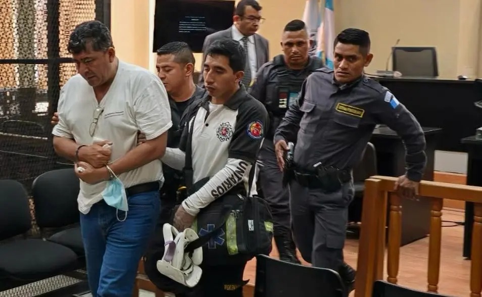 Exalcalde de San Pedro Pinula, José Manuel Méndez Alonzo, en una audiencia que fue suspendida por problemas de salud. (Foto Prensa Libre: Elmer Vargas)