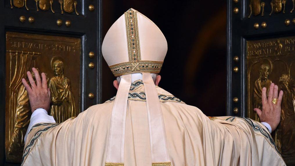 Con la apertura de la puerta santa de la Basílica de San Pedro se iniciará esta Nochebuena el Jubileo de 2025.

Getty Images