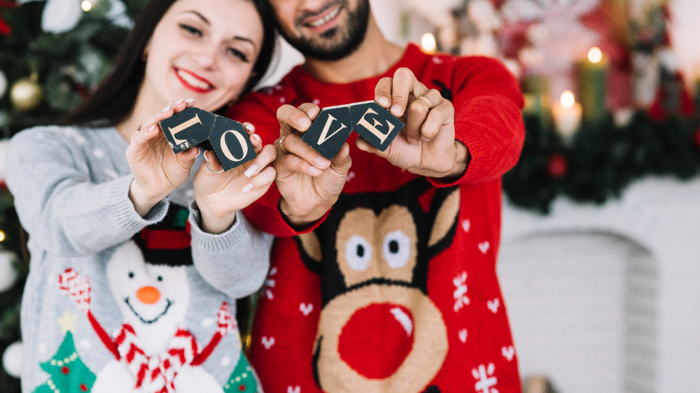 Imagen de una pareja en navidad compartiendo momentos y frases cortas