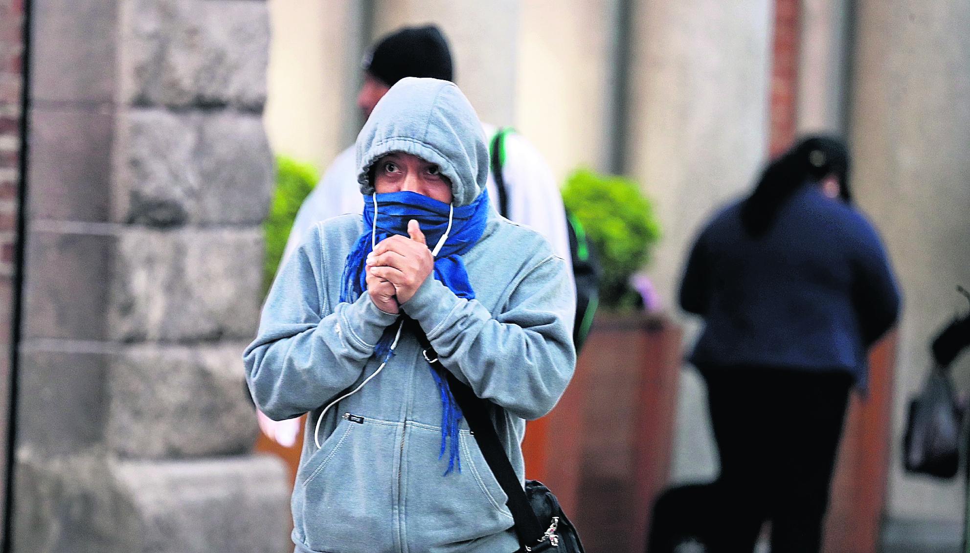 Bajas temperaturas se sienten en la ciudad de Guatemala, personas buscan evitar enfermedades respiratorias cubriéndose del frío.

ÓSCAR RIVAS  20 12 2018