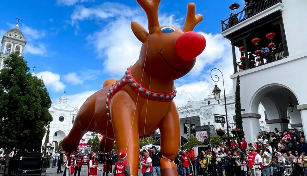 El desfile de los globos gigantes, en Ciudad Cayalá, es uno de los más visitados por las familias. (Foto: Hemeroteca PL)