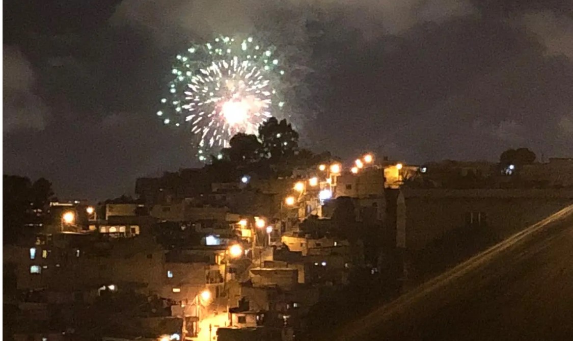 Los shows de luces son los que más afectan el tránsito, debido a que conductores se detienen en vías principales para apreciarlos, indicaron autoridades viales. (Foto: Hemeroteca PL)