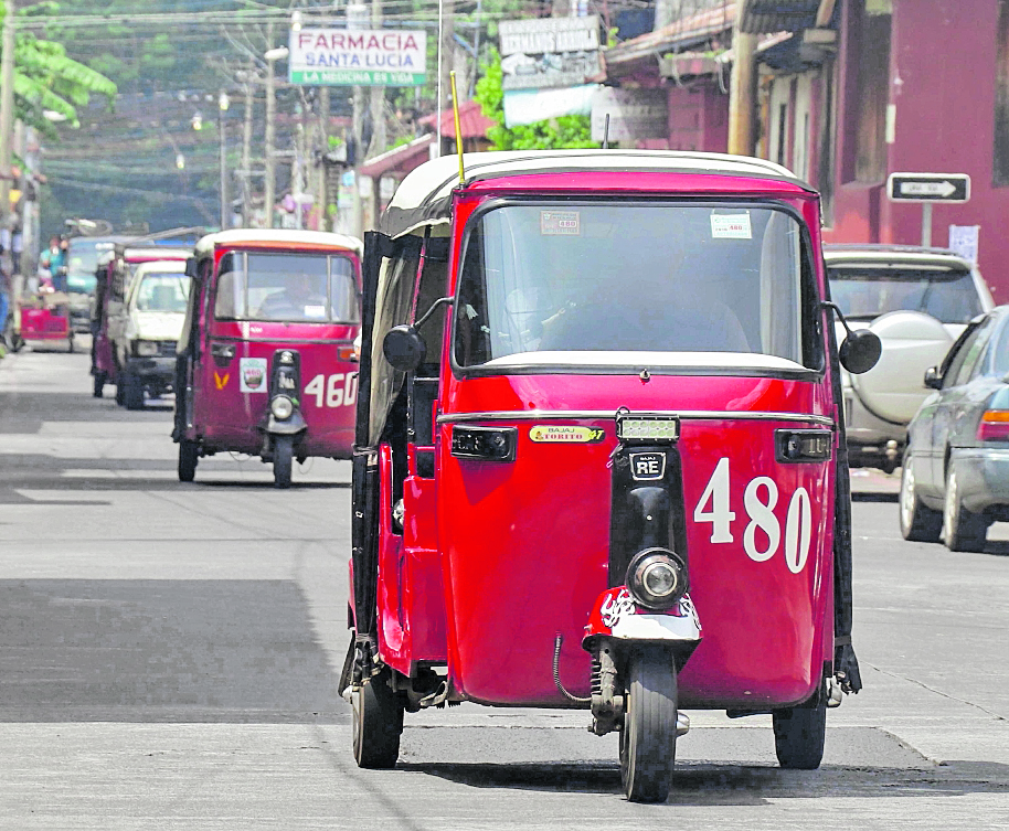 Usuarios de mototaxis se quejan de aumento de pasaje.

 

Retalhuleu.

 

Usuarios que hacen uso de mototaxi como transporte urbano, han argumentado que desde el domingo último que iniciaron los desfiles, algunos pilotos de estos transportes rotativos han aumentado Q5 al cobro usual que está autorizado por la municipalidad.

 

Los vecinos que han sido afectados, indicaron que la Tarija es de Q5 pero en los últimos días algunos pilotos cobran Q10 por viaje, argumentado que por los desfiles la comuna tapa calles y tienen que hacer otro recorrido para llegar al destino que el cliente les solicite.

 

Algunos pilotos de mototaxis indicaron que en ocasiones el cliente les solicita que los lleven a lugar alejados y es cuando se cobra Q5 más pero se les avisa antes de hacer el viaje, porque hay más gasto de gasolina y en ocasiones se hace cola.

 

Adelaida González, vecina, comentó que ella necesitaba movilizarse del parque central a la zona 5 y el piloto le dijo que estaban cobrando Q10 por motivo de las caminatas cívicas.

 

“Es lamentable que los mototaxistas quieran aprovecharse  de la situación y siempre es lo mismo cuando hay fechas festivas, quieren cobrar el doble y las autoridades no han podido regular esa situación a pesar que en el reglamento municipal de mototaxis quedó estipulada la tarifa de Q5.

 

Rodolfo Escobar, vecino, argumentó que los dueños de los mototaxis deben de concientizar a los pilotos que trabajan para ellos, porque no es justo que estén abusando de la población de esa manera, ya que saben que en estos días todos andan corriendo por los desfiles se aprovechan.