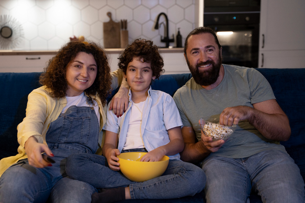 Familia viendo películas navideñas en Netflix