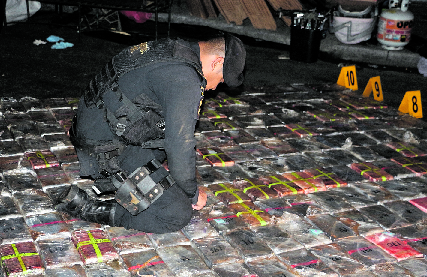 Agentes de la sección antinarcoticos de la Policia Nacional Civil (PNC)  realizaron un decomiso  de cocaina  luego de interceptar un camión en el kilómetro 15.5 de la ruta al Pacífico y con apoyo de agentes caninos  K-9 quien detectaron que  el vehículo trasladaba droga.

Al inspeccionar el camión se encontró una estructura especial en el techo,(caleta) donde estaban escondidos 381 paquetes, que según la prueba correspondiente contenían cocaína.

Por este caso fue capturado el conductor Pedro Antonio Hernández Paredes de 32 años. 

FOTO: PNC.       11/06/2016