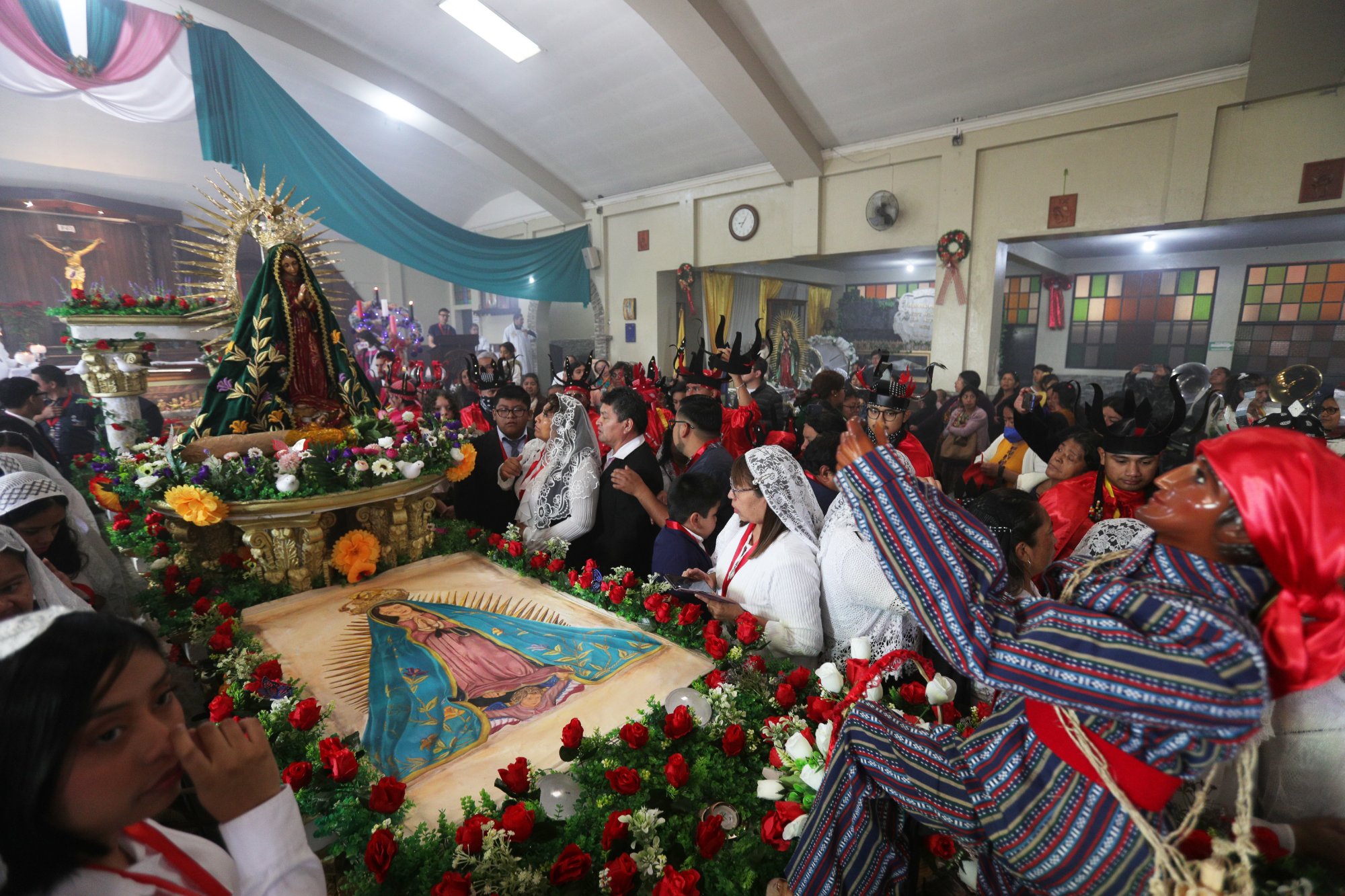 Rezado de la Virgen de Guadalupe en la zona 21 de Guatemala'