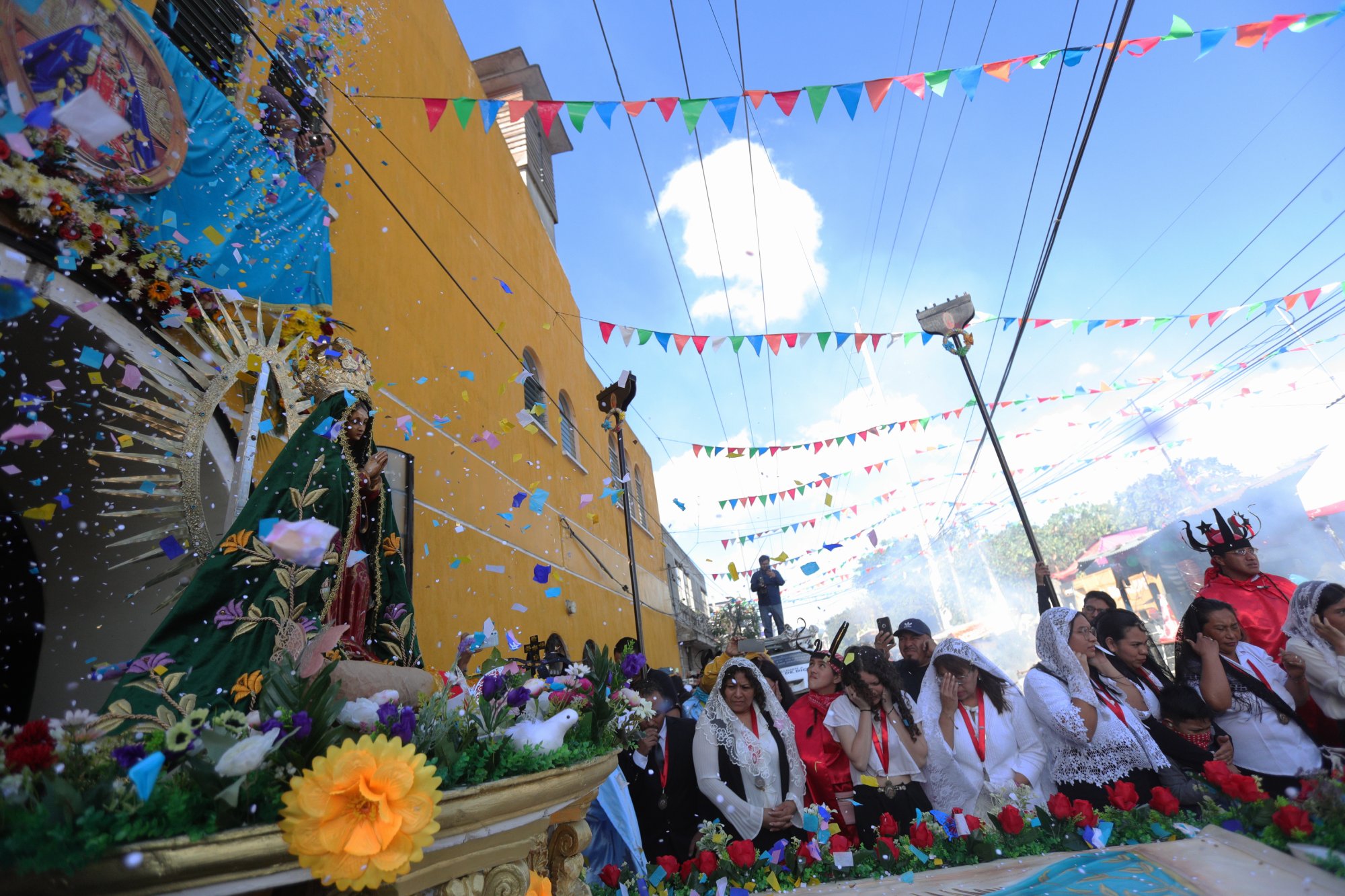 Rezado de la Virgen de Guadalupe en la zona 21 de Guatemala'