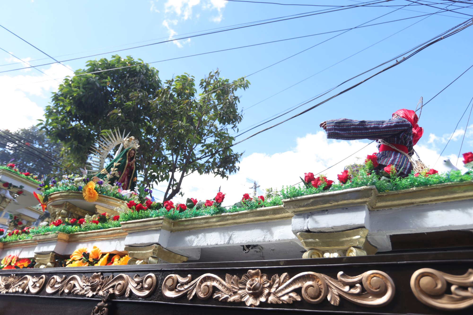 Rezado de la Virgen de Guadalupe en la zona 21 de Guatemala'