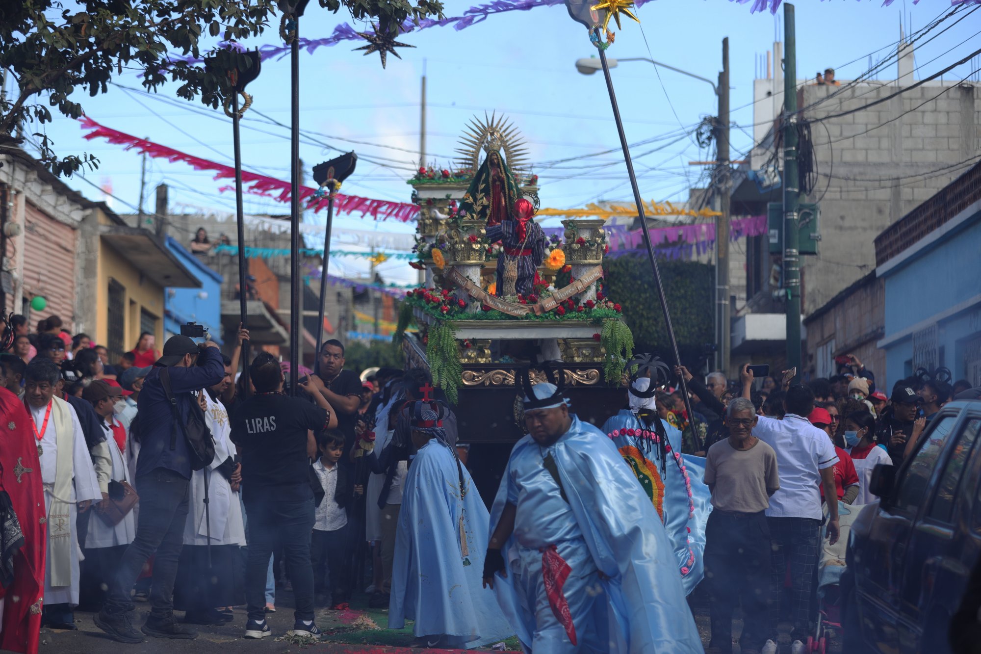 Rezado de la Virgen de Guadalupe en la zona 21 de Guatemala'