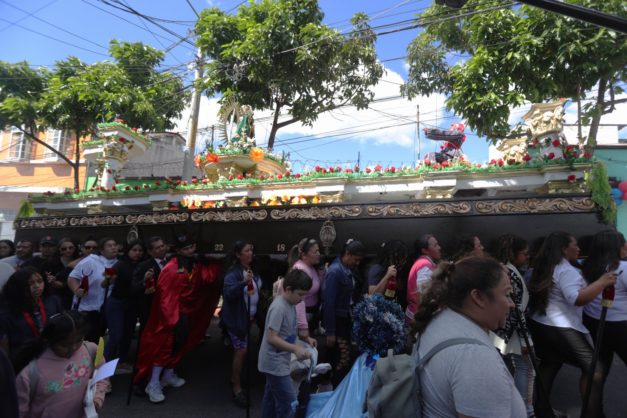 Rezado de la Virgen de Guadalupe en la zona 21 de Guatemala'