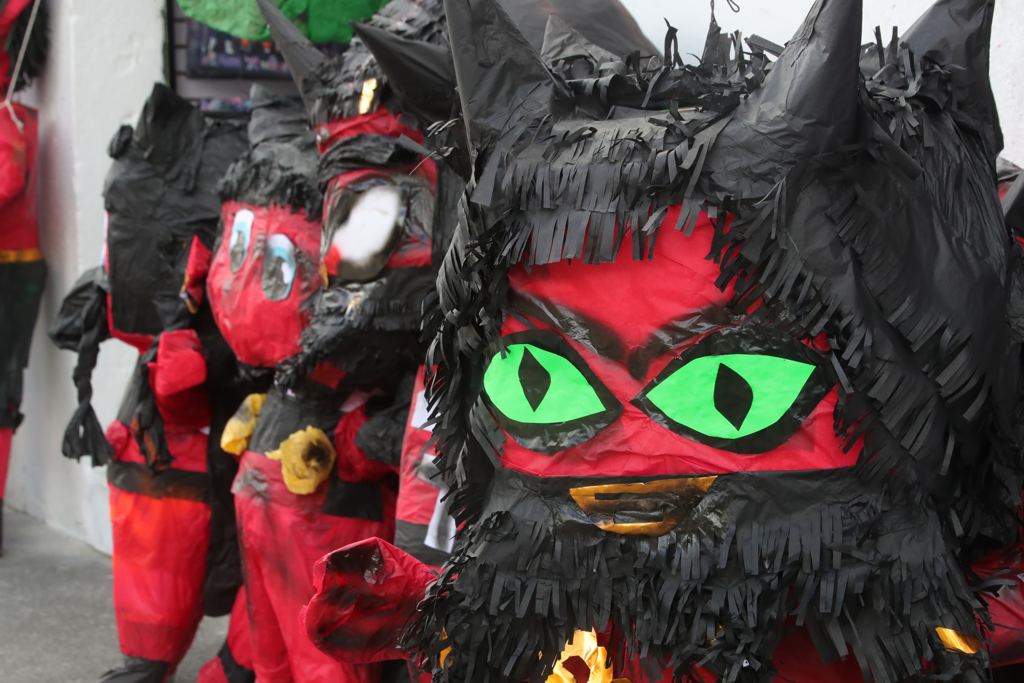 Piñatas de la quema del diablo en Guatemala a la venta en zona 1