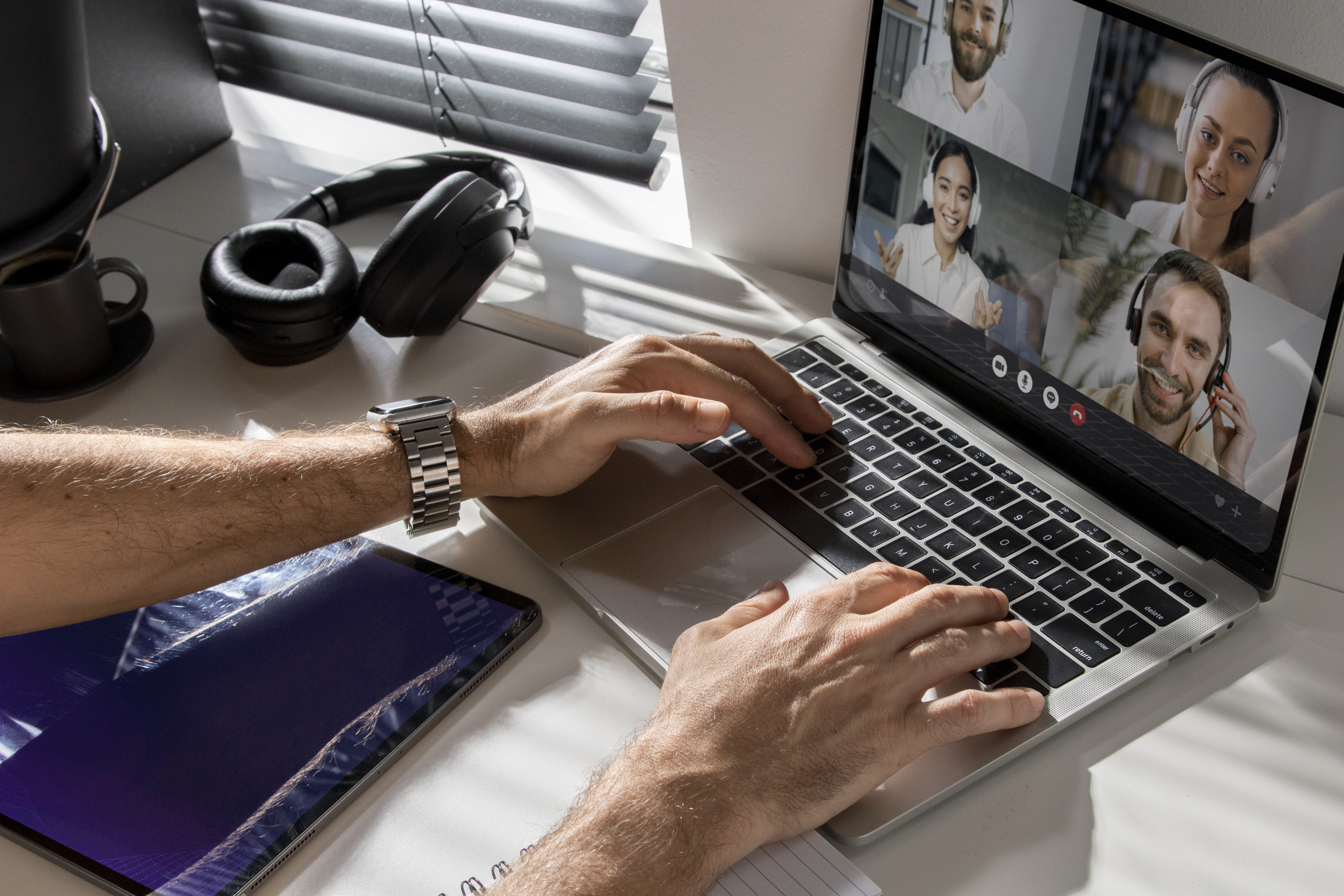 un hombre en una videoconferencia