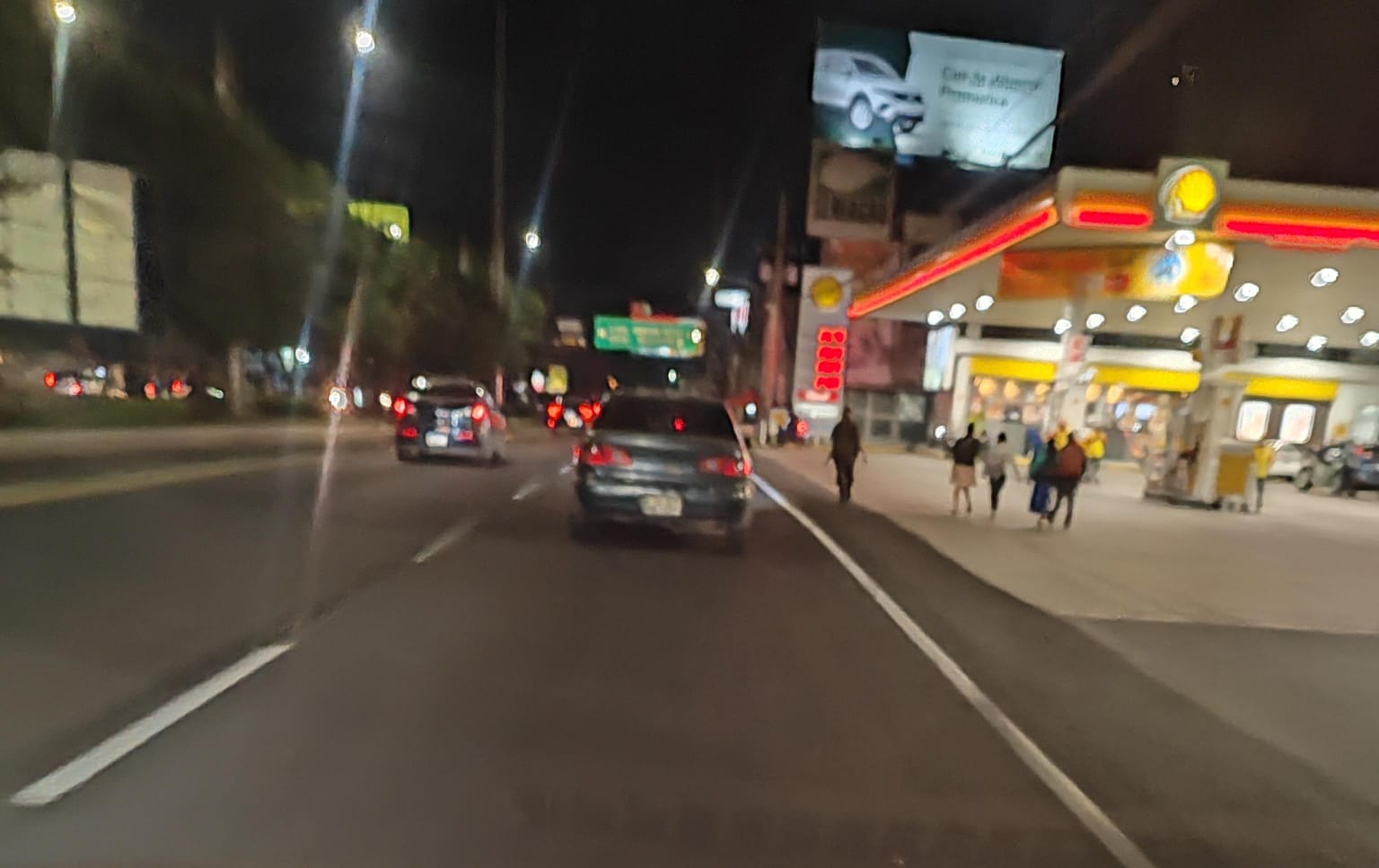 La falta de luces en los vehículos aumenta el riesgo de accidentes al dificultar la visibilidad, especialmente en condiciones de baja luz o clima adverso. (foto, Prensa Libre: Glenda Burrión)