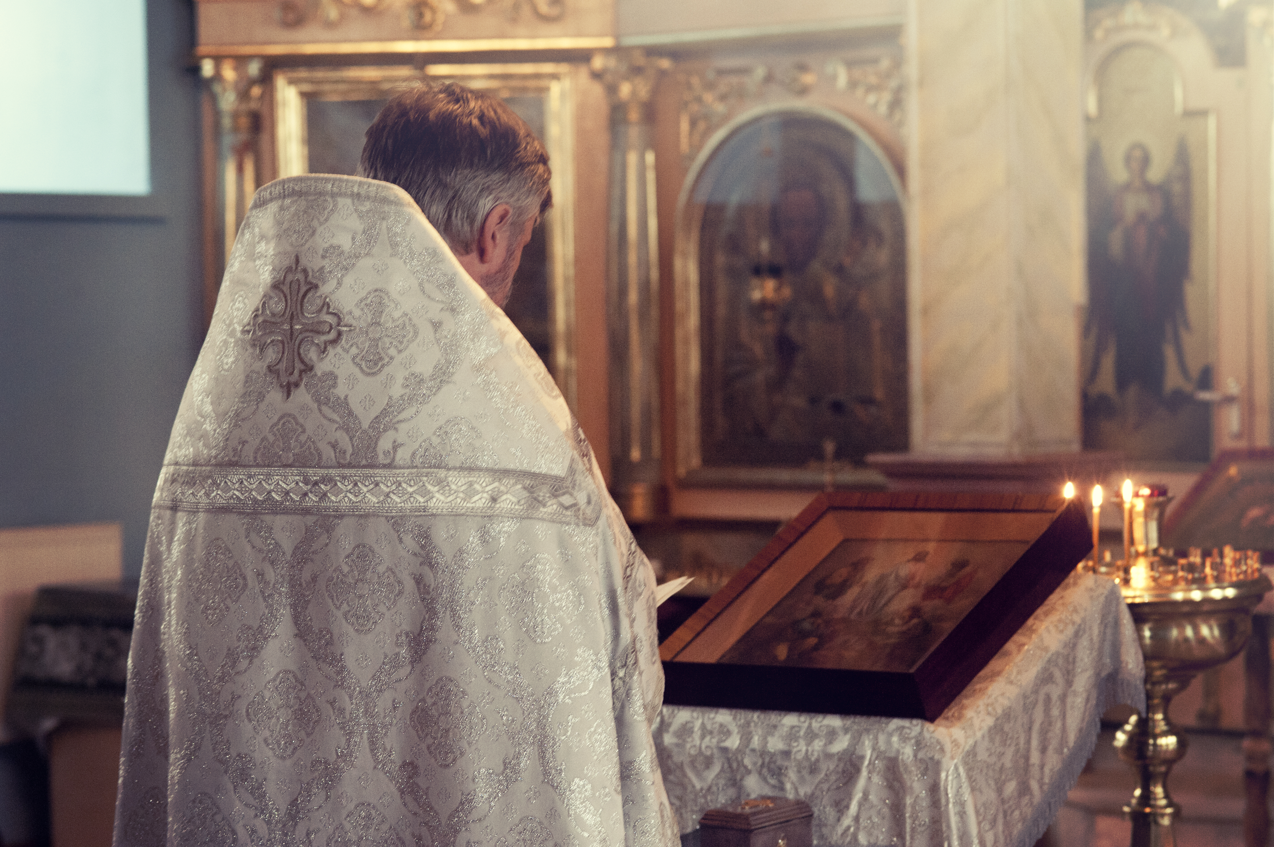 un sacerdote preparándose para recitar el rezo en el adviento