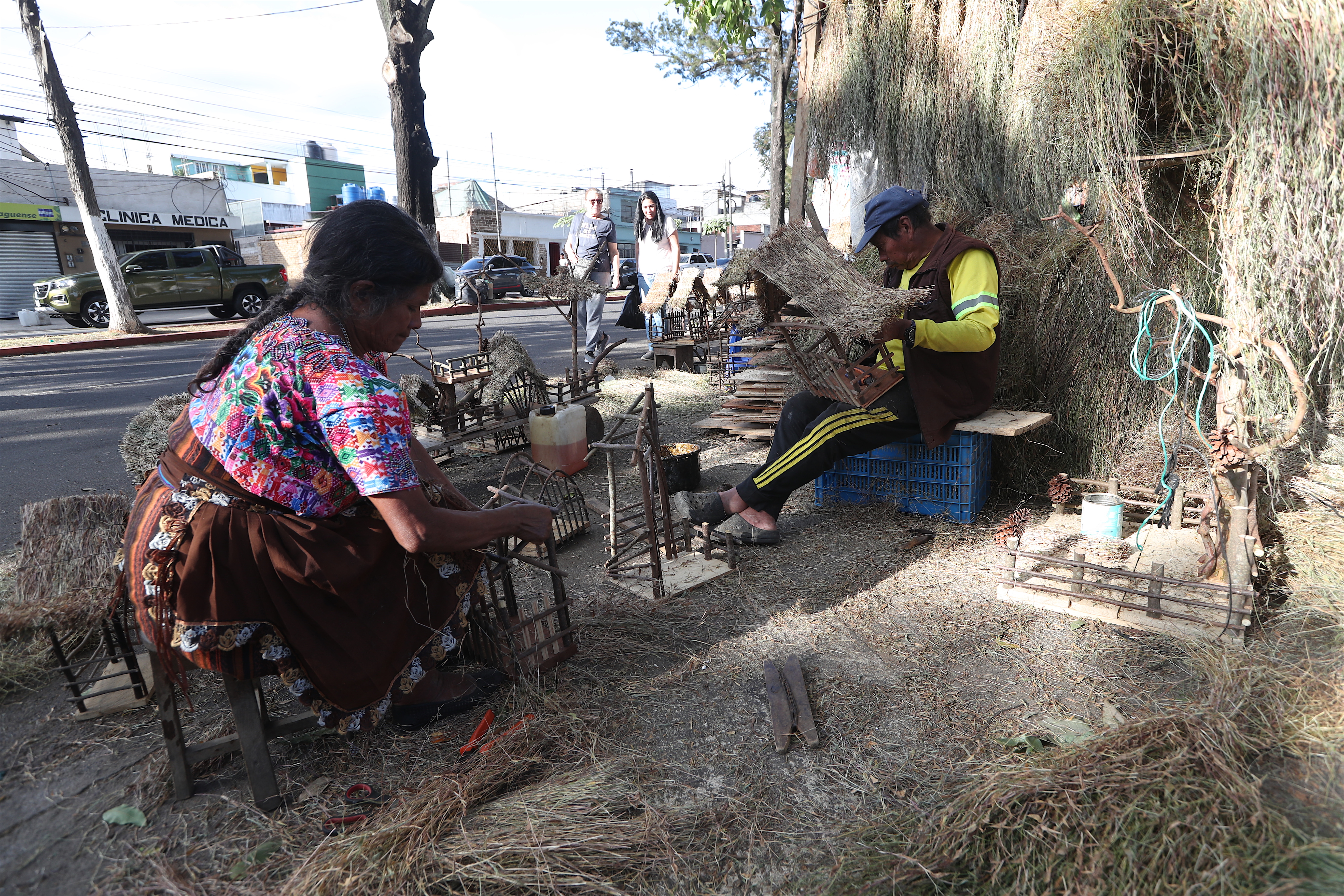 Feria navidea en las instalaciones de la zona 11, vendedores que antes ocupaban los campos del Roosevelt para vender producto navideo se encuentran alrededor de la calle ofreciendo sus ventas. 




Fotografa Esbin Garcia  16-12-24