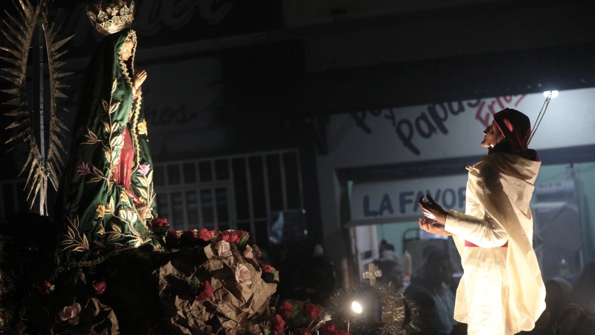 En Guajitos, zona 21 de Guatemala, la imagen de Juan Diego acompaña a la de la Virgen de Guadalupe durante el rezado que recorre las calles de esa colonia en la que integran fe y tradición. (Foto Prensa Libre: Keneth Cruz)
