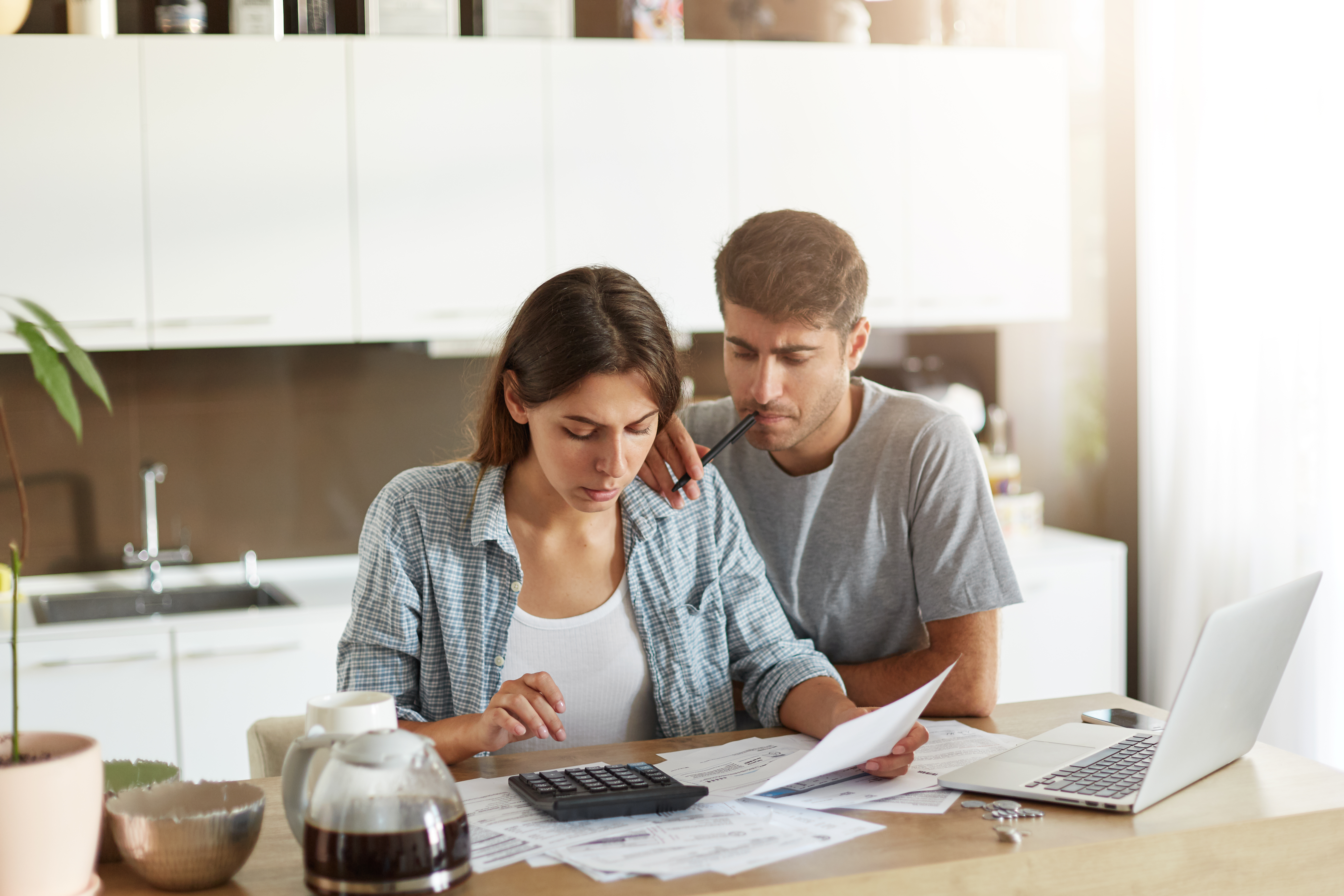 Para una mejor organización de las finanzas en pareja, se debe hablar de dinero. (Foto Prensa Libre: Freepik). 