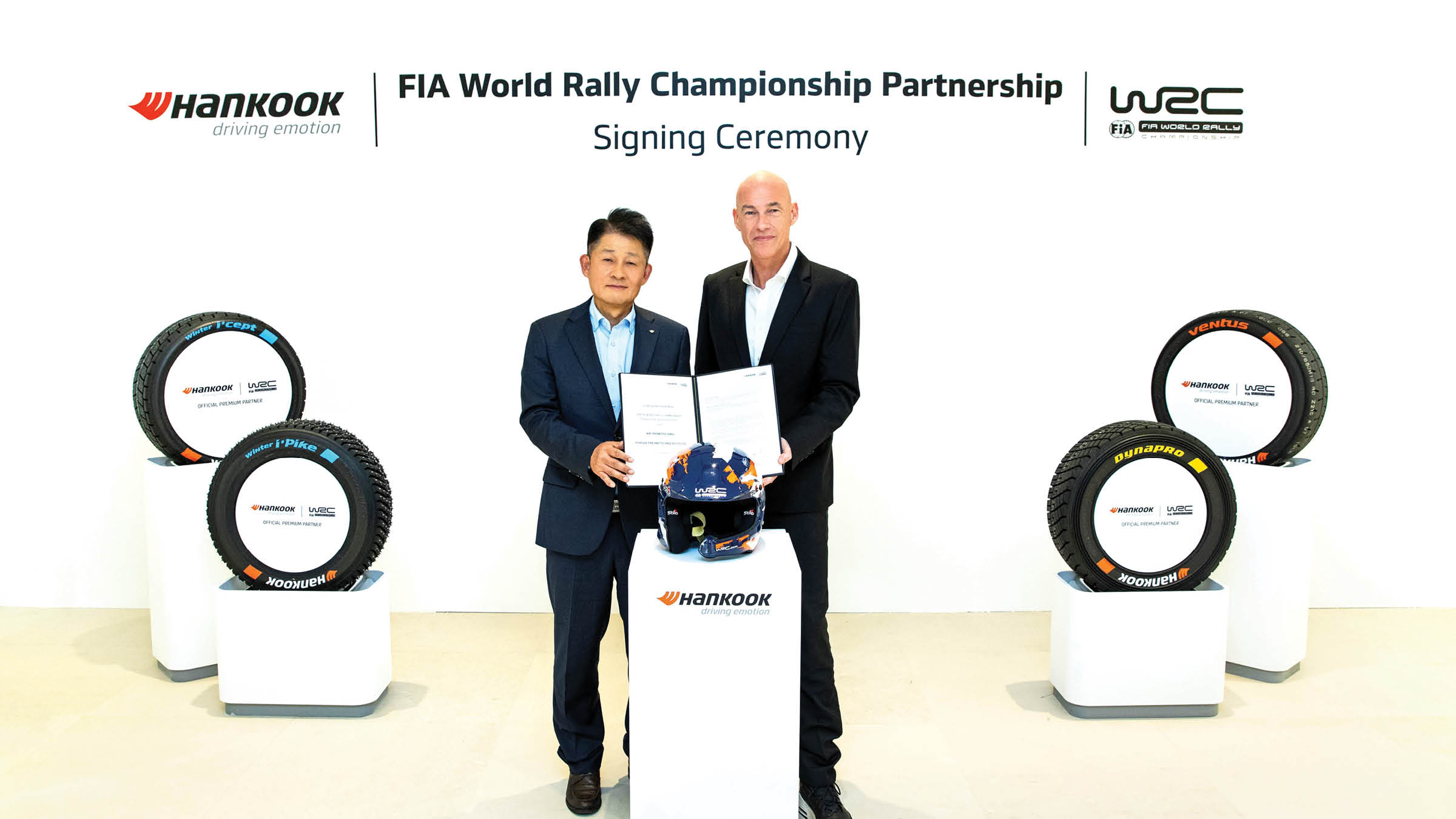 De izquierda a derecha: Hankook Tire Vice Chairman & CEO, Sooil Lee; WRC Promoter Managing Director, Jona Siebel.