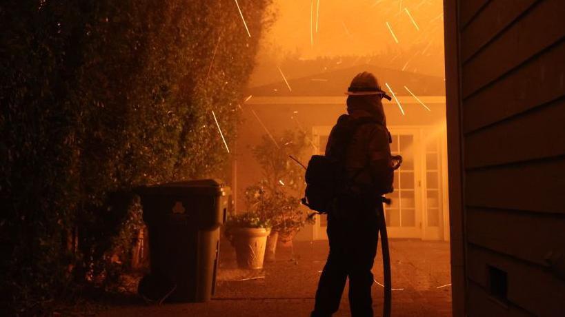 Los bomberos continúan luchando contra el incendio de Palisades mientras las llamas arrasan Los Ángeles, California, Estados Unidos el 9 de enero de 2025.