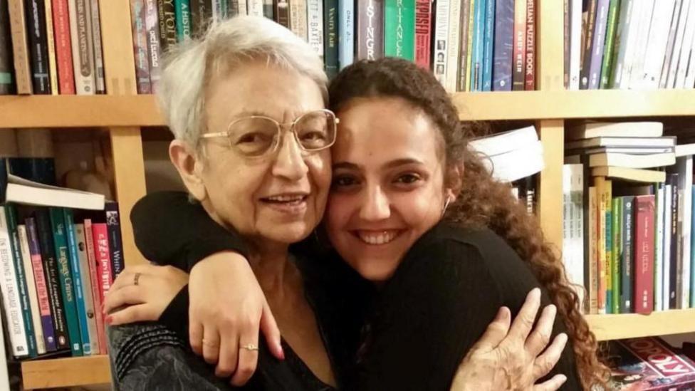 Romi con su abuela, Dvora Lesham. REUTERS