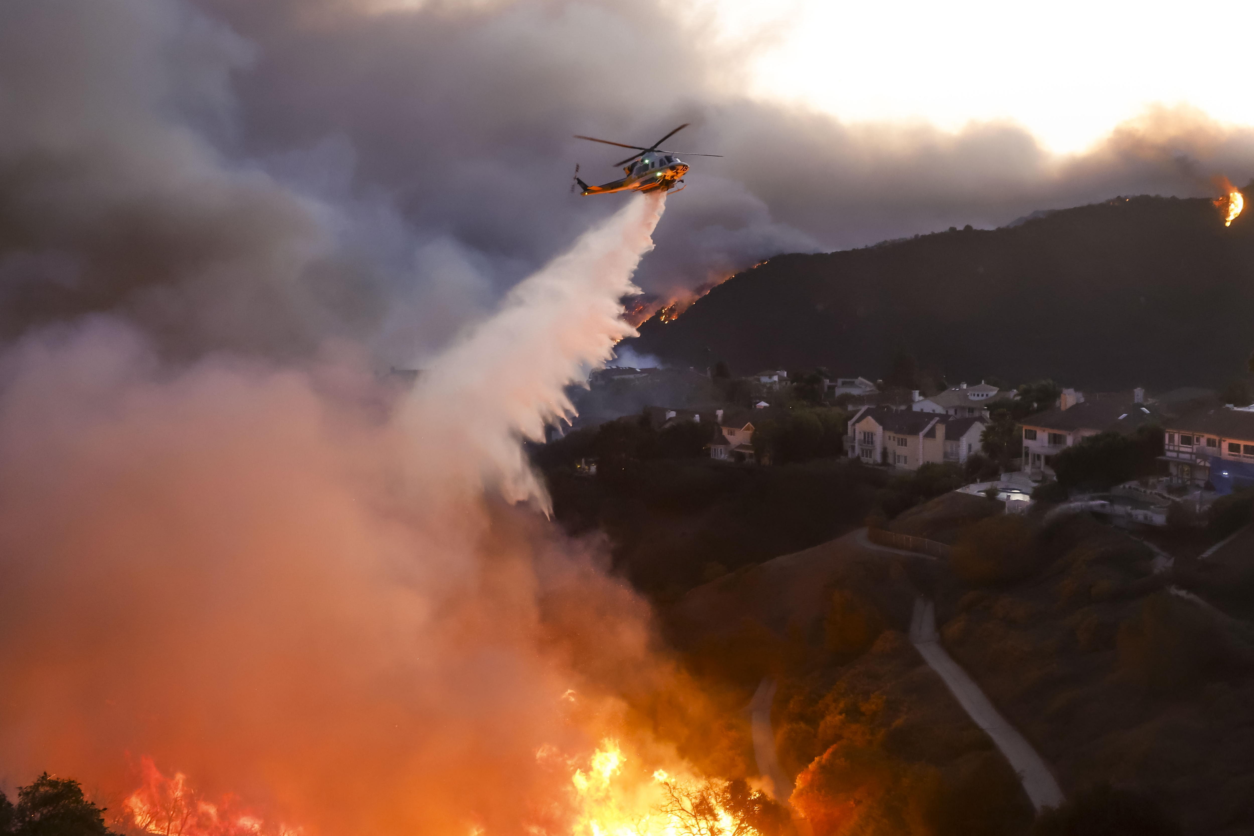 helicóptero combate incendio en California'