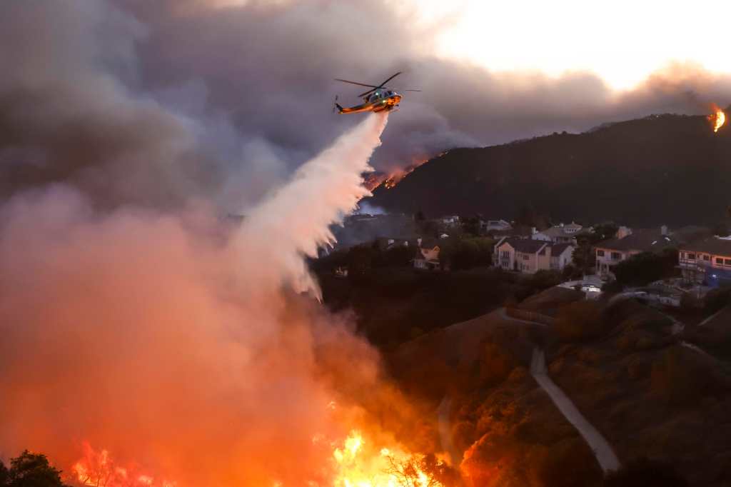 helicóptero combate incendio en California