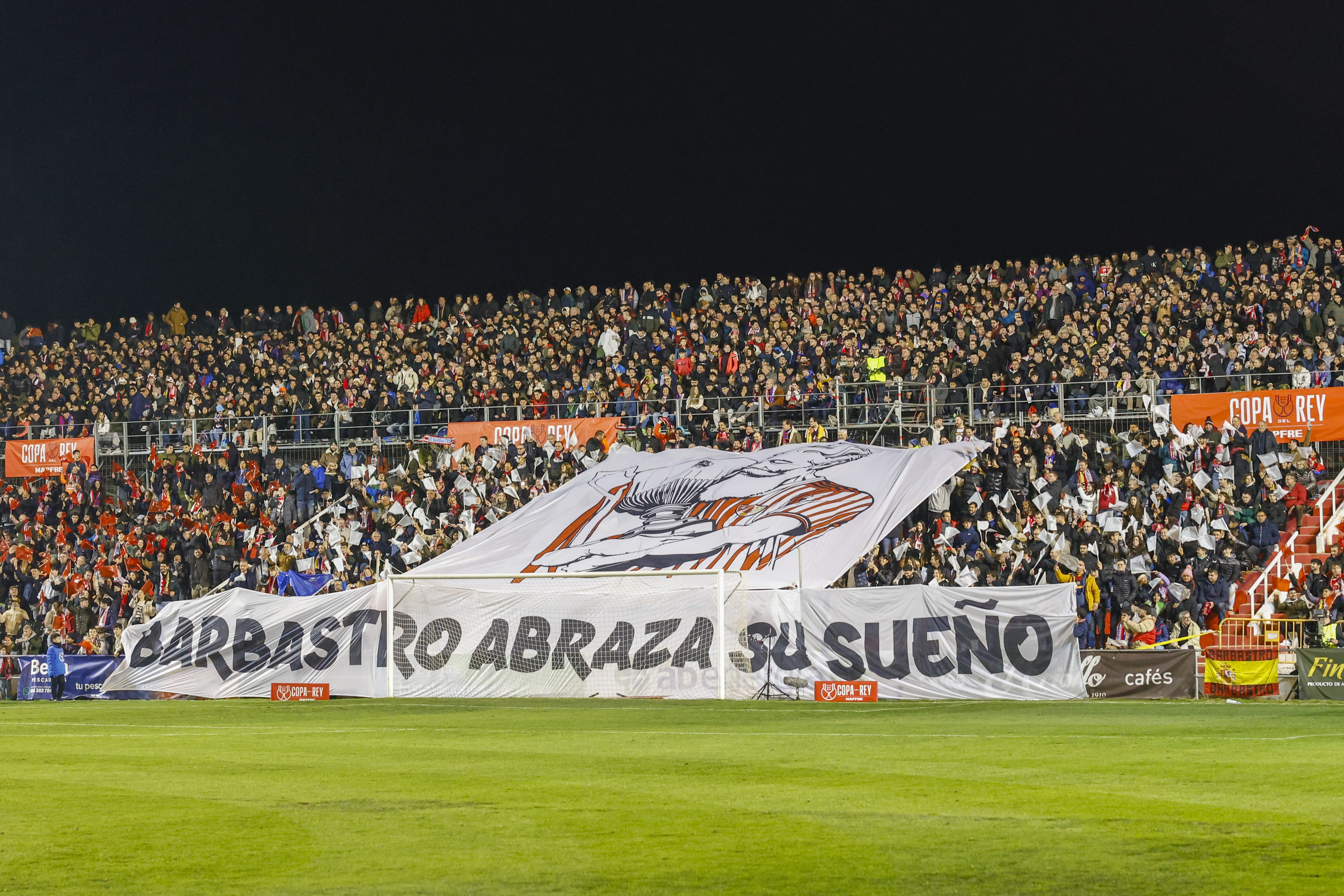 La afición del Barbastro "ganó" el juego en la grada durante el partido de dieciseisavos de la Copa del Rey contra el Barcelona este sábado. (Foto Prensa Libre: EFE)