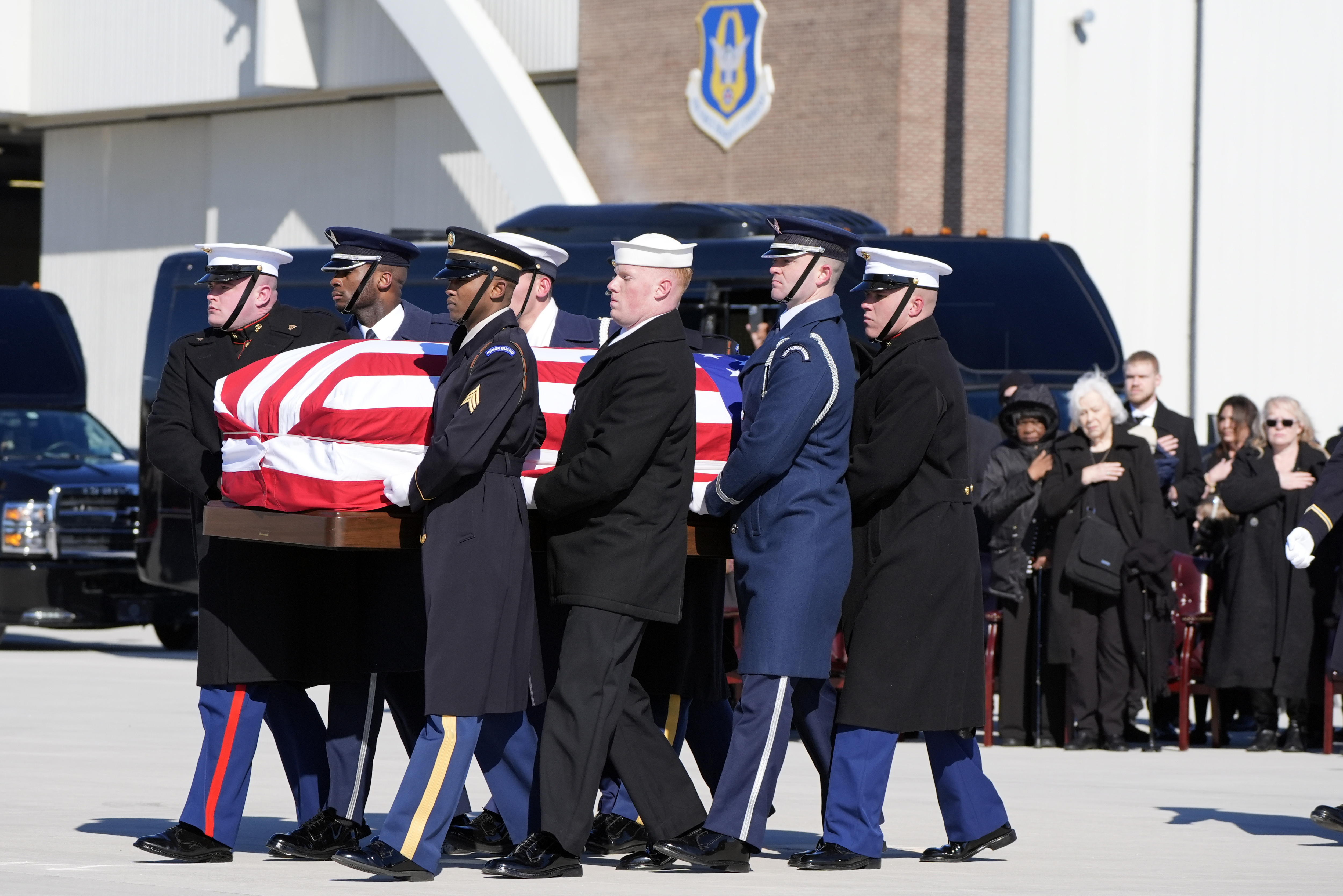 -FOTODELDÍA- EA2003. MARIETTA (ESTADOS UNIDOS), 07/01/2025.- Un equipo conjunto de portadores militares traslada el ataúd del expresidente de Estados Unidos, Jimmy Carter, hacia la Misión Aérea Especial 39 en la Base de la Reserva Aérea de Dobbins este martes, en Marietta, Georgia (Estados Unidos). EFE/EPA/ALEX BRANDON / POOL