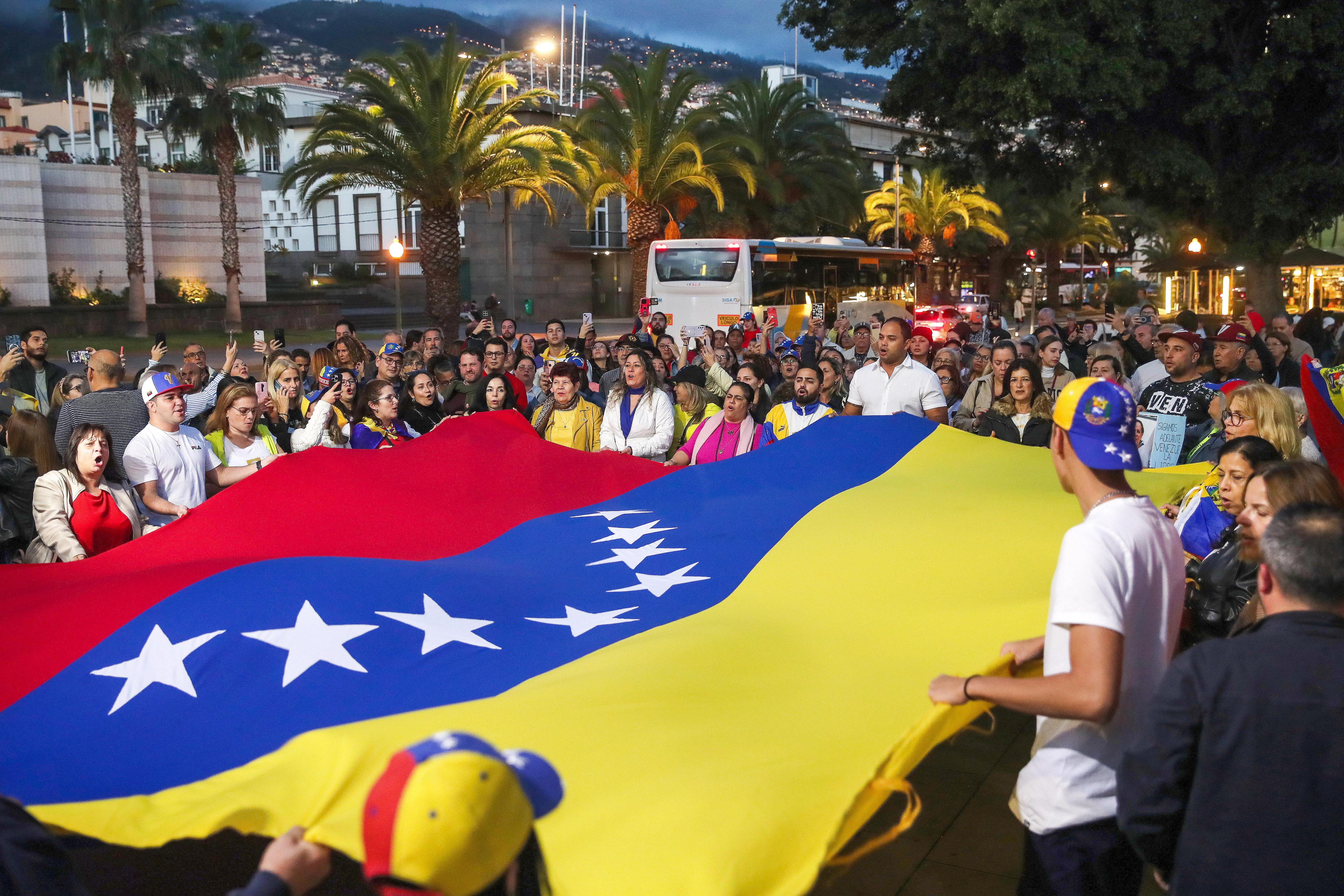 Funchal (Portugal), 09/01/2025.- Venezuelans in Portugal take to the streets in a global demonstration in defence of freedom, democracy and respect for the will of the people in Venezuela, in Funchal, Madeira Island, Portugal, 09 January 2025. Nicolas Maduro is to attend a swearing-in ceremony on 10 January to begin his third term as Venezuela's president, despite opposition allegations of fraud and many countries worldwide disputing his claims to have won the presidential election in July 2024. EFE/EPA/HOMEM DE GOUVEIA