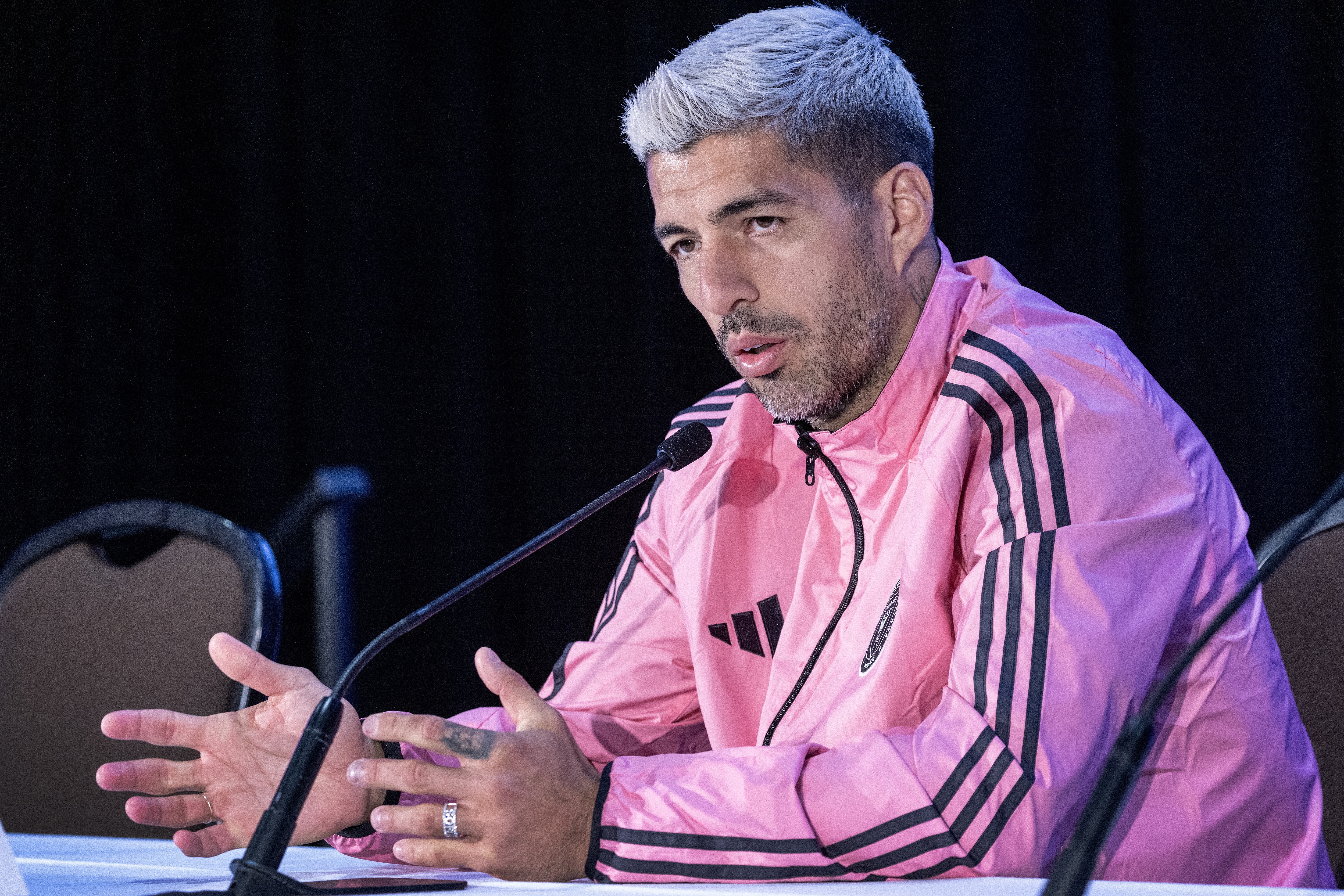 Miami Beach (United States), 09/01/2025.- Inter Miami CF player Luis Suarez speaks during the 2025 MLS' annual Media and Marketing Day at the Miami Beach Convention Center in Miami Beach, Florida, USA, 09 January 2025. According to the organizers, the Major League Soccer (MLS) is the top-flight professional soccer league in the United States and Canada, and was founded in 1996 after the USA hosted the 1994 FIFA World Cup. (Mundial de Fútbol, Estados Unidos) EFE/EPA/CRISTOBAL HERRERA-ULASHKEVICH