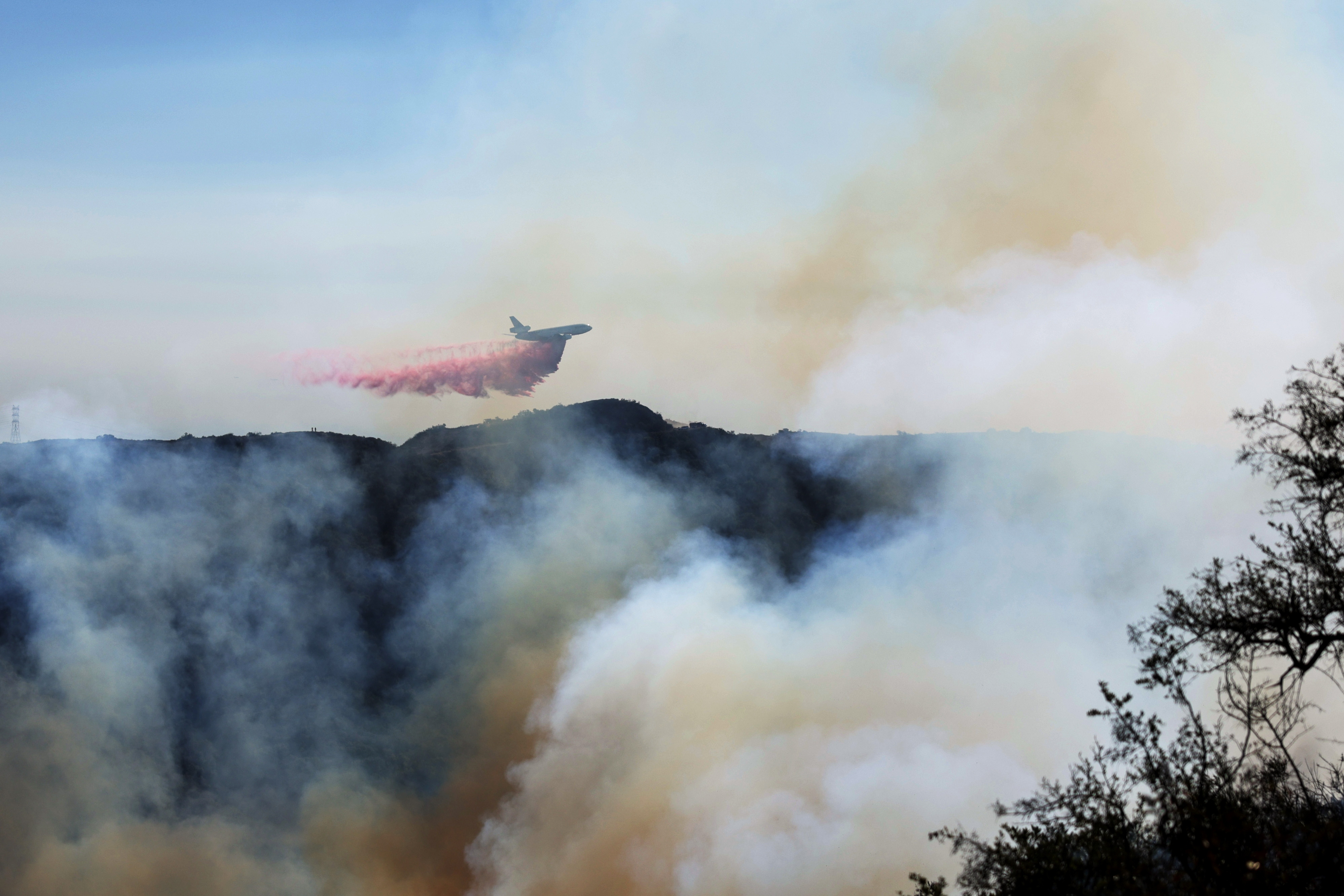 Con un avión avionetas helicópteros ayudan a combatir incendios California