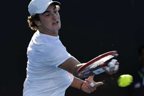 Melbourne (Australia), 16/01/2025.- Joao Fonseca of Brazil in action during his Men's round 2 match against Lorenzo Sonego of Italy at the Australian Open tennis tournament in Melbourne, Australia, 16 January 2025. (Tenis, Brasil, Italia) EFE/EPA/ROLEX DELA PENA