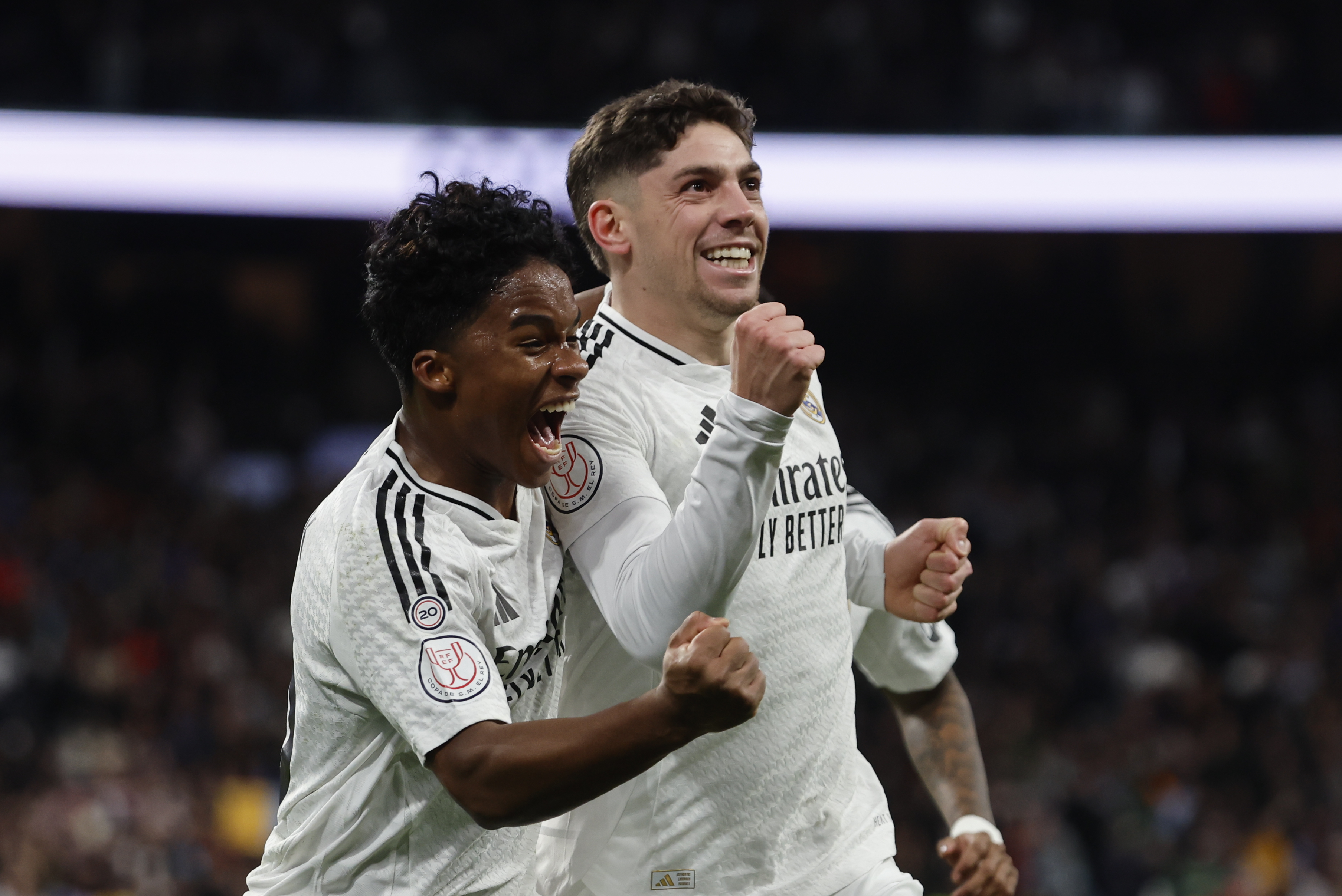 El centrocampista del Real Madrid Federico Valverde (d) celebra su gol, cuarto del equipo blanco, durante el partido de octavos de final de la Copa del Rey que Real Madrid y Celta de Vigo.