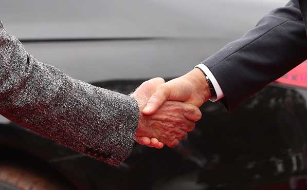 New Delhi (India), 16/01/2025.- Indian Prime Minister Narendra Modi (L) shakes hands with Singapore President Tharman Shanmugaratnam (R) during a welcome reception at the President's House in New Delhi, India, 16 January 2025. According to a press release from the Indian Ministry of External Affairs, President Shanmugaratnam is visiting India for the first time as Singapore's president, accompanied by a high-level delegation of ministers, members of Parliament, and officials. (Singapur, Nueva Delhi, Singapur) EFE/EPA/HARISH TYAGI